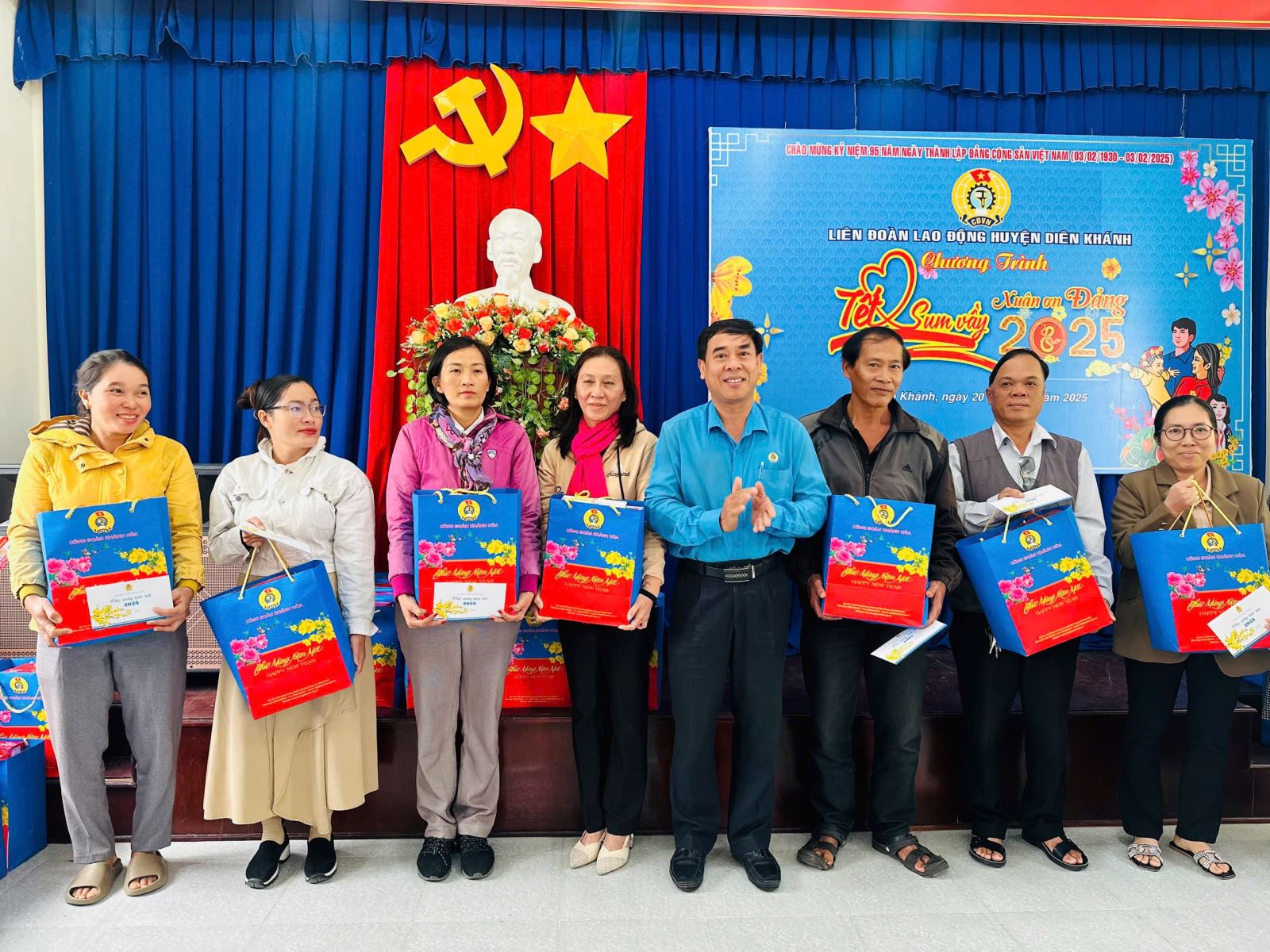 Đ/c Nguyễn Thanh Phong, Trưởng ban Chính sách Pháp luật và Quan hệ Lao động LĐLĐ tỉnh tặng quà cho đoàn viên,        người lao động