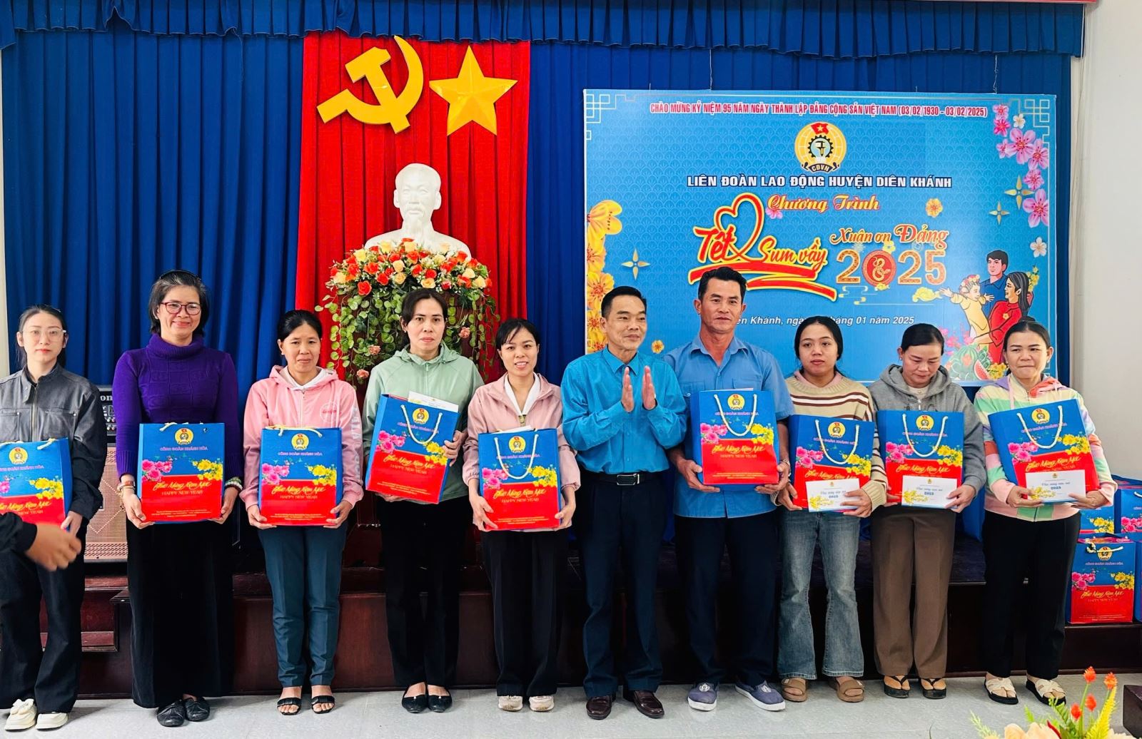 Lãnh đạo LĐLĐ huyện Diên Khánh tặng quà cho đoàn viên, người lao động